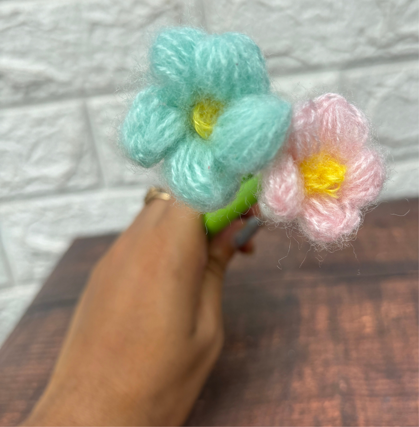 Spothunt Knitted Flower Pen